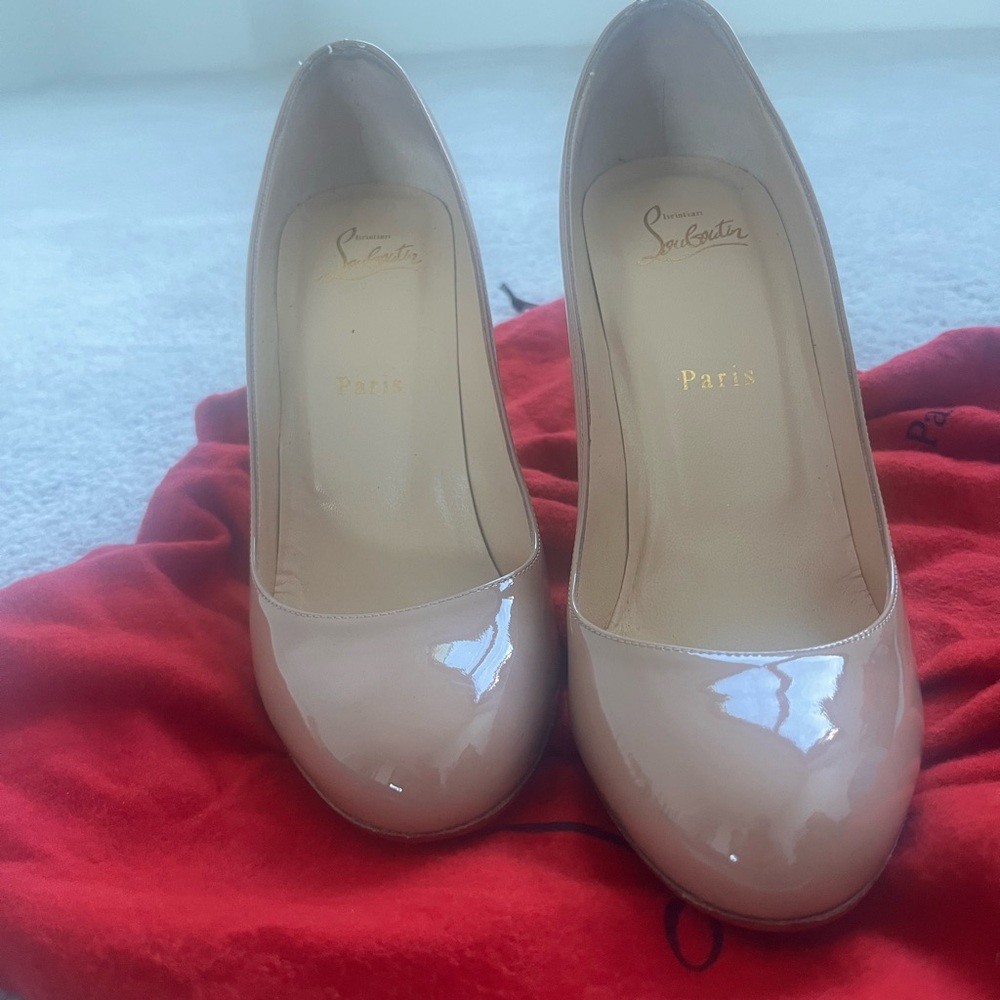 Christian Louboutin barely used and has protective coating to protect bottoms - Picture 5 of 10